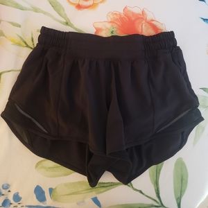 NWOT Lululemon Hotty Hot 2.5" shorts sz 4